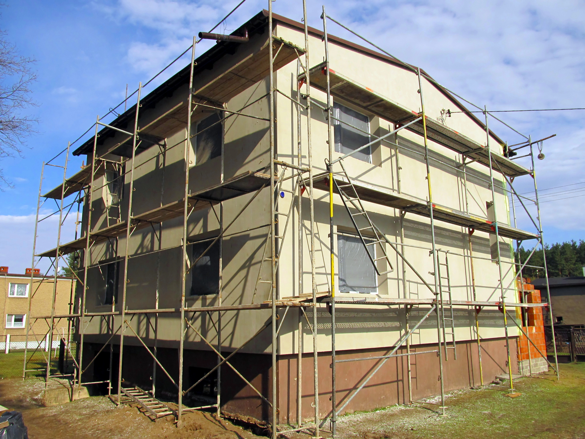 Za vsako delo na objektu so fasadni odri osnova